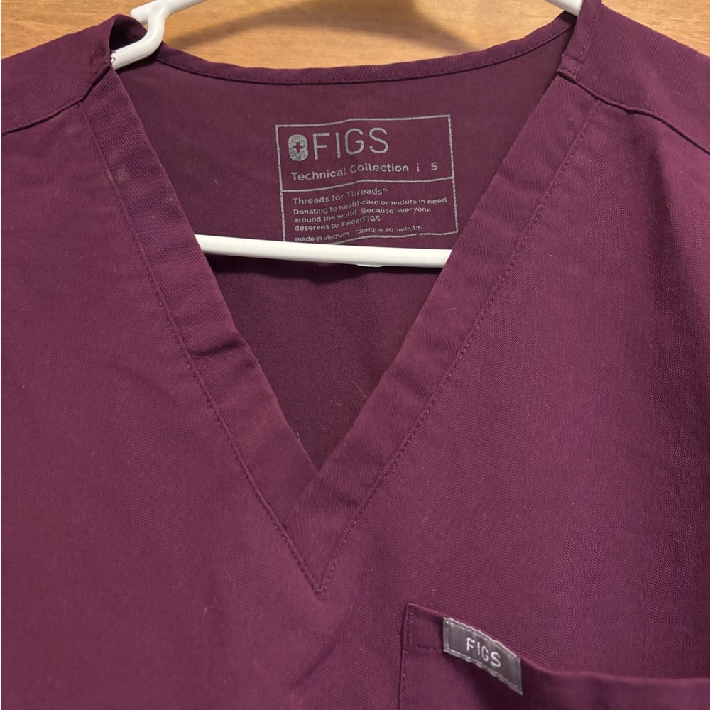 Figs Women’s Catarina Scrub Top in Deep Purple SMALL - Picture 2 of 2